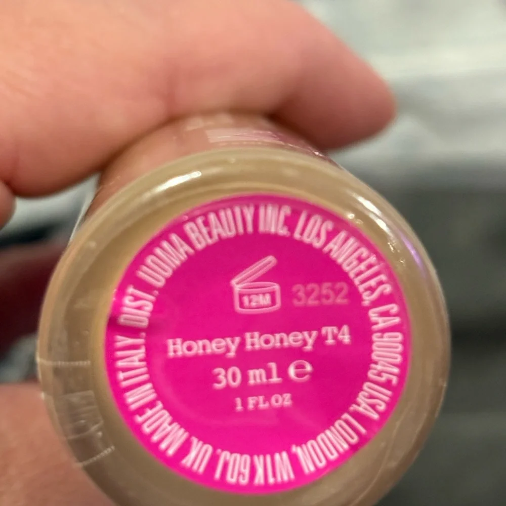 UOMA Flawless Skin Perfecting Foundation — Color is Honey, NWT